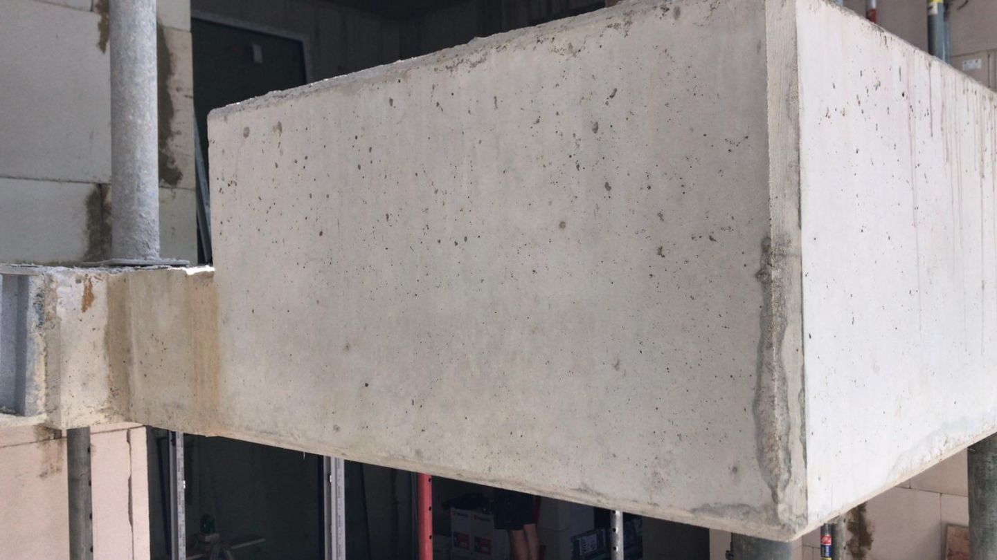 Sichtbetonwand mit sichtbarer Oberflächenstruktur und sauber gearbeiteter Kante