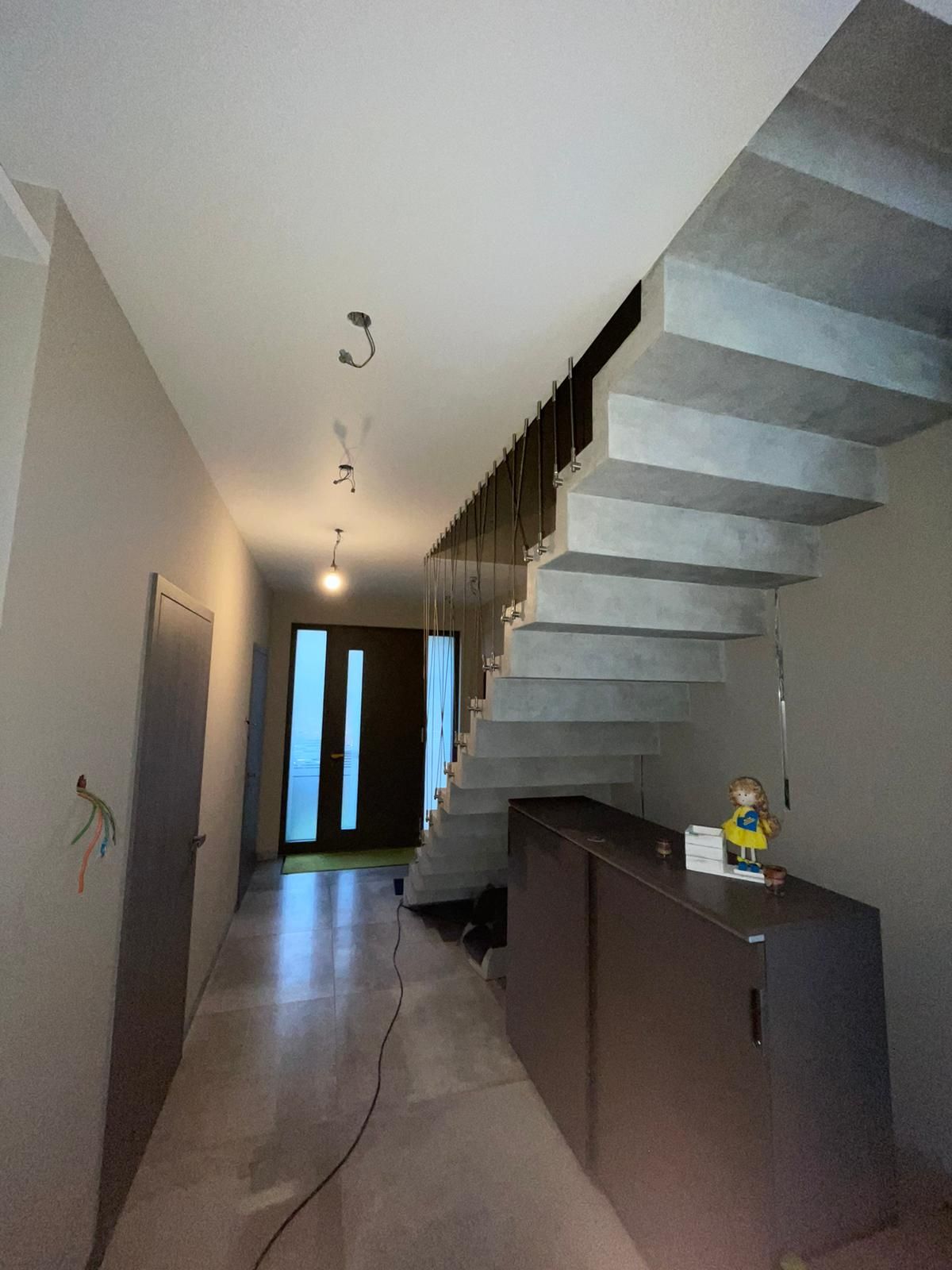 Betontreppe im Rohbau eines Wohnhauses, an der Wand befestigt und noch ohne Geländer