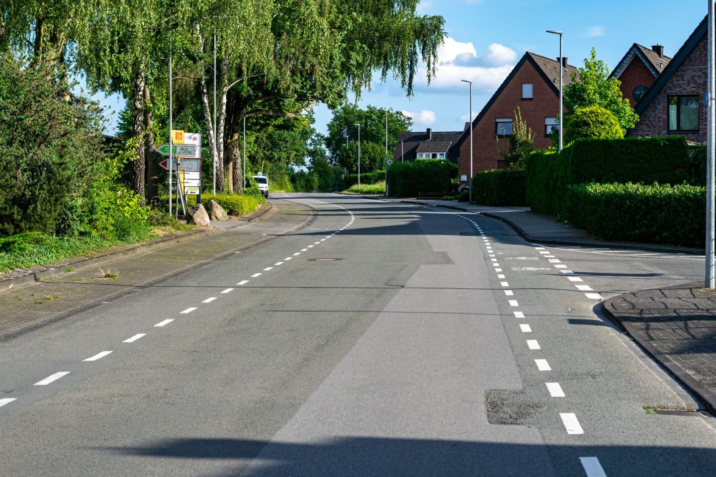 Ruhige Wohnstraße mit Einfamilienhäusern an einem sonnigen Tag